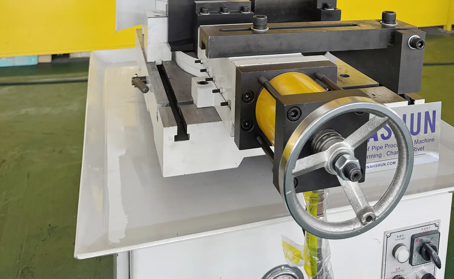 V Serisi Yarı Otomatik Hidrolik Metal Daire Testere Makinası