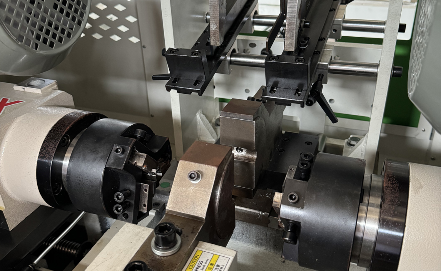 DEF680CNC Serisi Hızlı Hızlı Servo Çift Kafa Boru Pah Kırma Makinesi