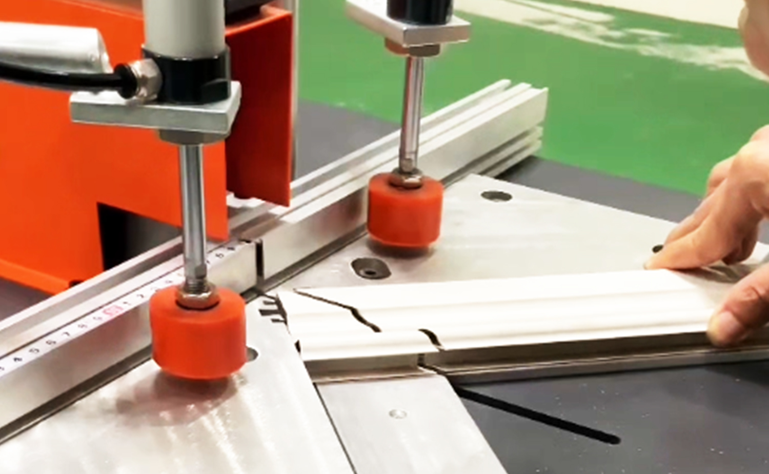 ES500 Açılı Kesme Fonksiyonlu Yarı Otomatik Alüminyum Boru Kesme Makinası