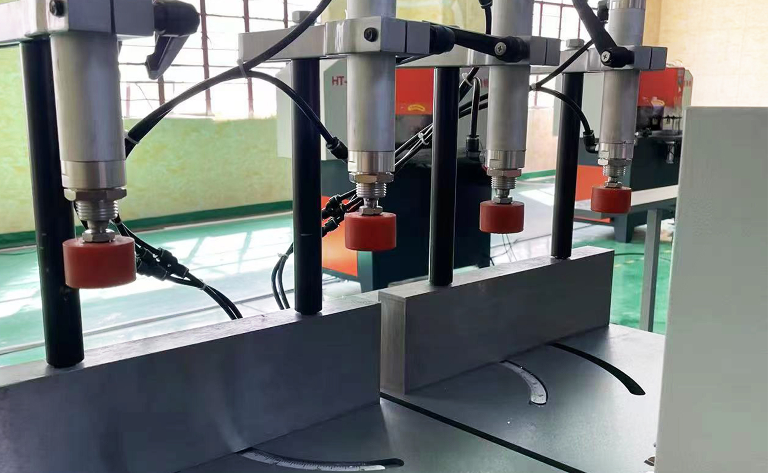 ES550 Büyük Profil ve Borular için Yarı Otomatik Alüminyum Kesim Makinası