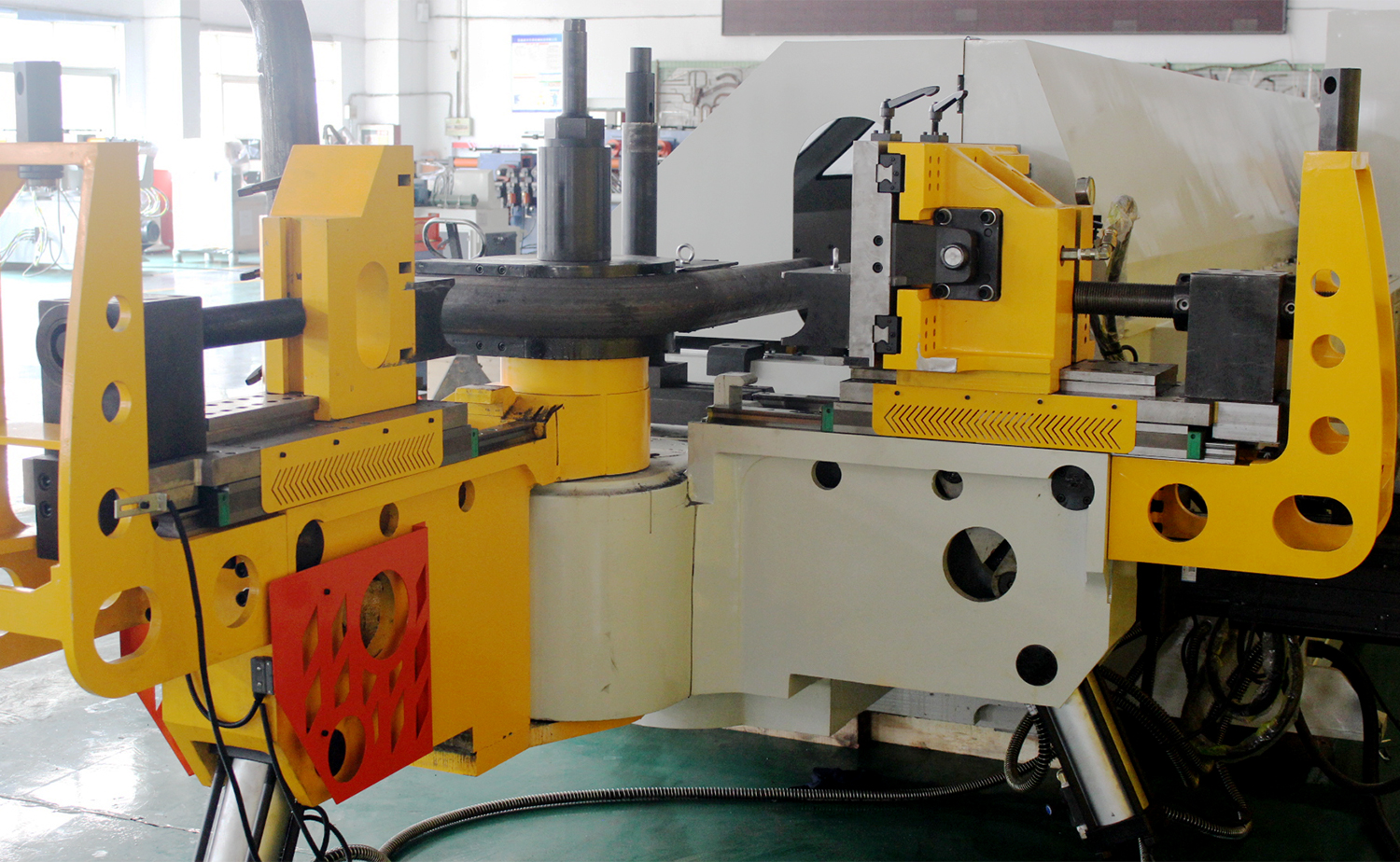 CNC M Serisi Tam Otomatik Çok Yarıçaplı Boru Bükme Makinesi CNC M Serisi Tam Otomatik Çok Yarıçaplı Boru Bükme Makinesi