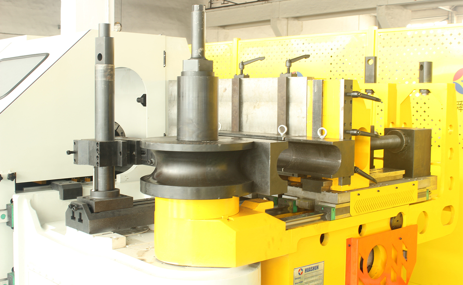 CNC M Serisi Tam Otomatik Çok Yarıçaplı Boru Bükme Makinesi